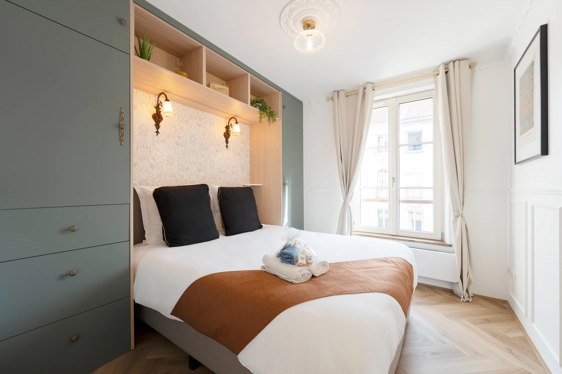 Chambre avec lit hôtelier et linge de qualité
