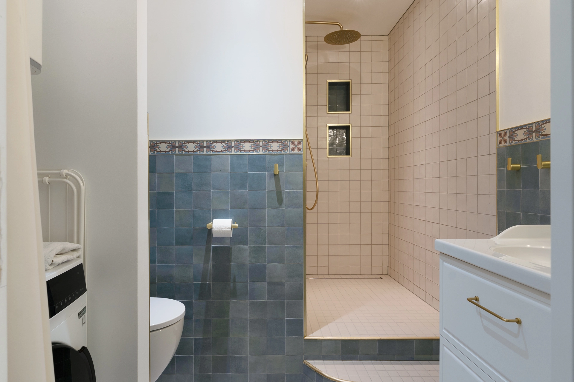 Salle de bain avec sol et murs chauffants